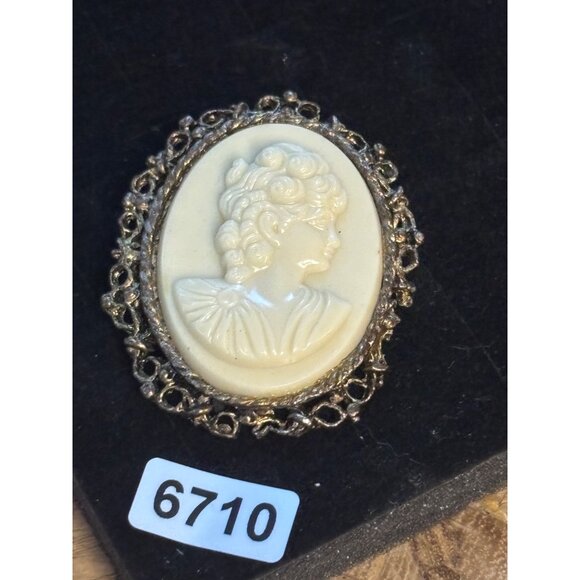 Vintage Cameo Brooch Pin With Detailed Woman Portrait In Ornate Metal Frame - Picture 6 of 9